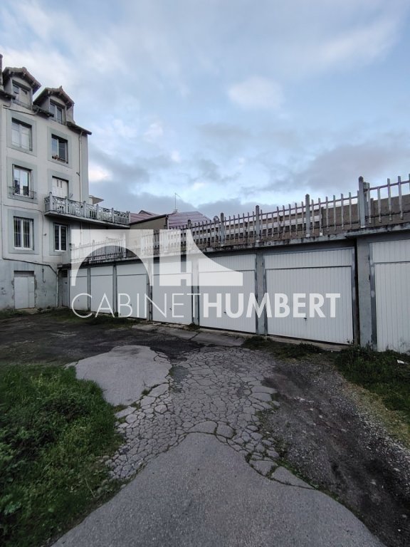 À proximité du cours Fauriel, au niveau de la Chambre de commerce, ce garage individuel et fermé est disponible à la location. Il se situe dans une cour au 25 rue Henri Déchaud