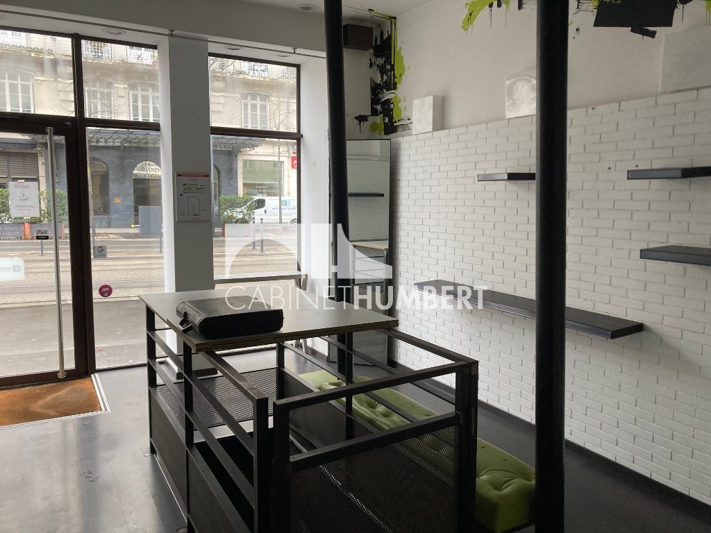 LOCAL COMMERCIAL A LOUER - ST ETIENNE CENTRE VILLE - 59 m2 - 400 &euro; HC par mois