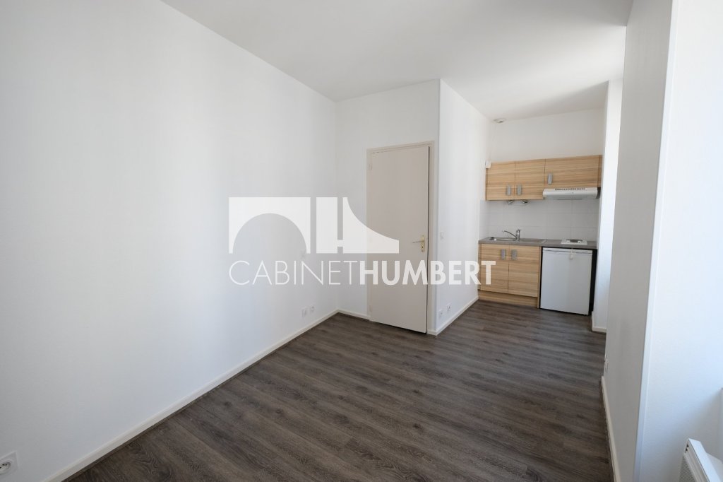 STUDIO A LOUER - ST ETIENNE Place Badouillere - 17.31 m2 - 310 &euro; charges comprises par mois