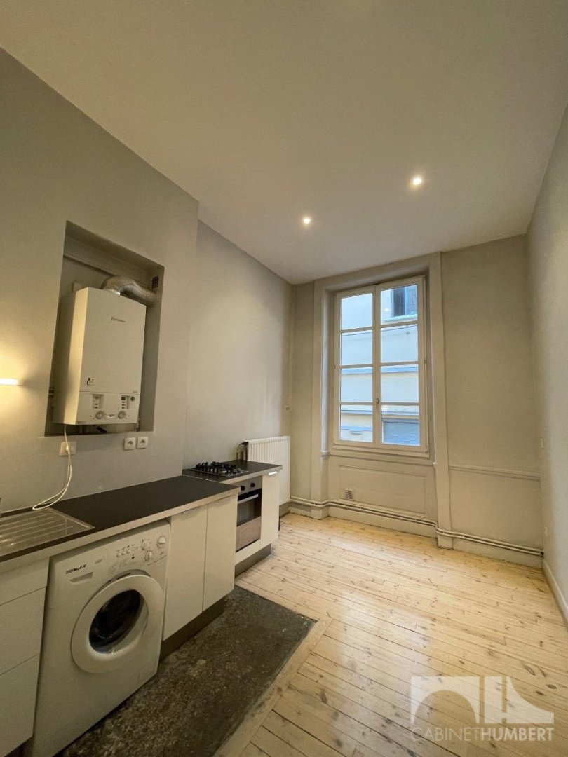 APPARTEMENT T2 A LOUER - ST ETIENNE CENTRE VILLE - 64 m2 - 460 € charges comprises par mois