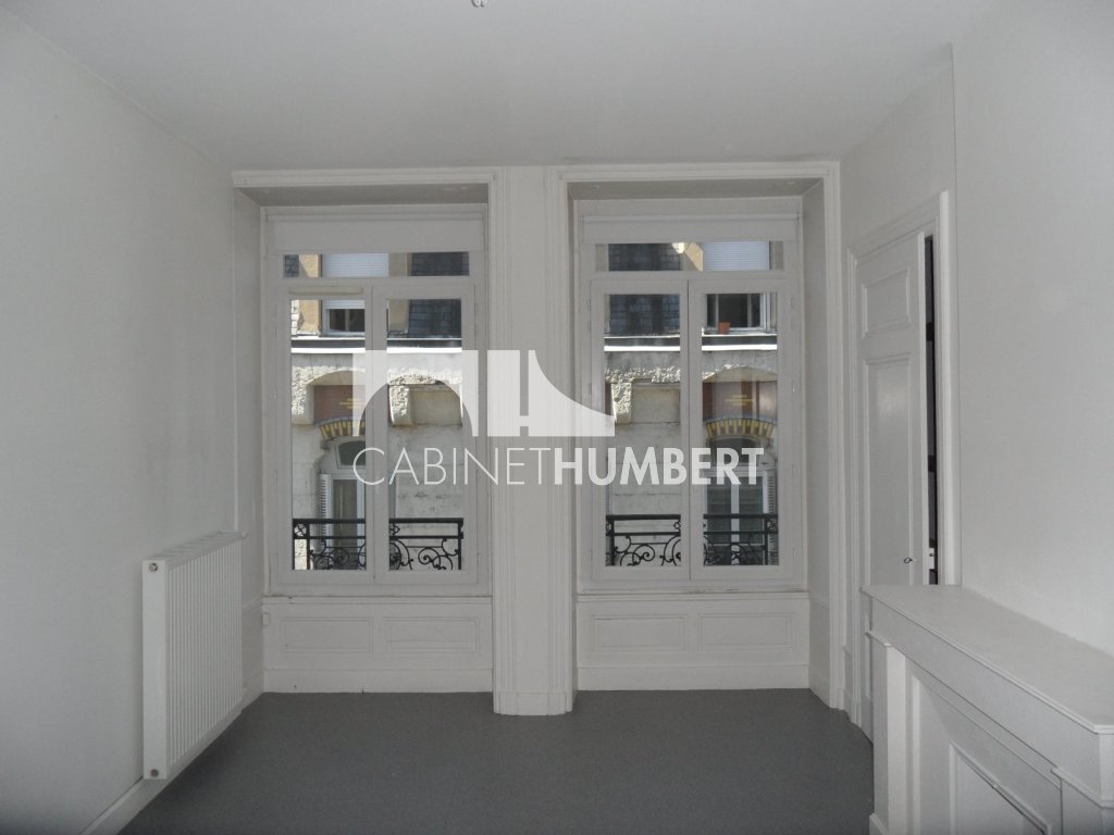 APPARTEMENT T2 A LOUER - ST ETIENNE CENTRE VILLE - 56.32 m2 - 495€ charges comprises par mois