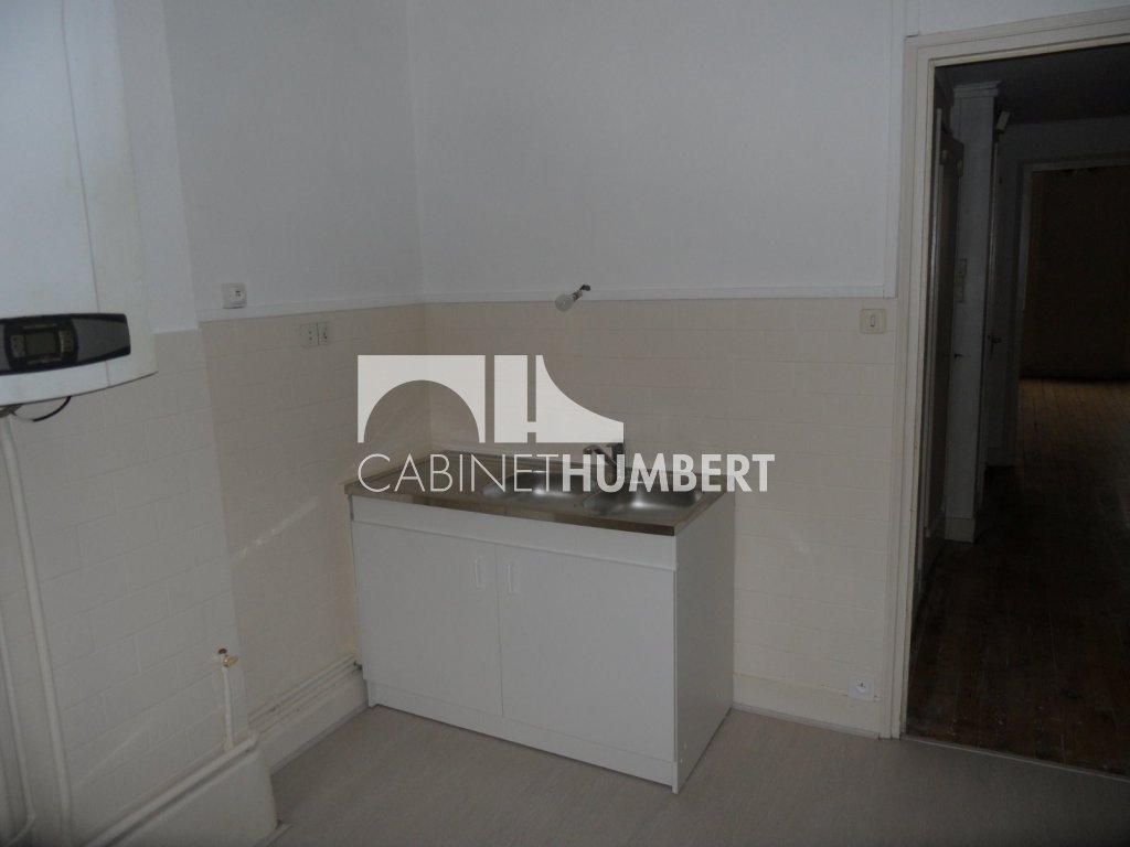 APPARTEMENT T2 A LOUER - ST ETIENNE HOTEL DE VILLE - 66.85 m2 - 410 € charges comprises par mois