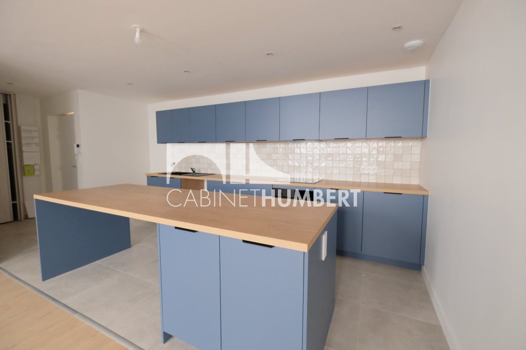 APPARTEMENT T3 A LOUER - ST ETIENNE CENTRE VILLE - 74 m2 - 795 &euro; charges comprises par mois