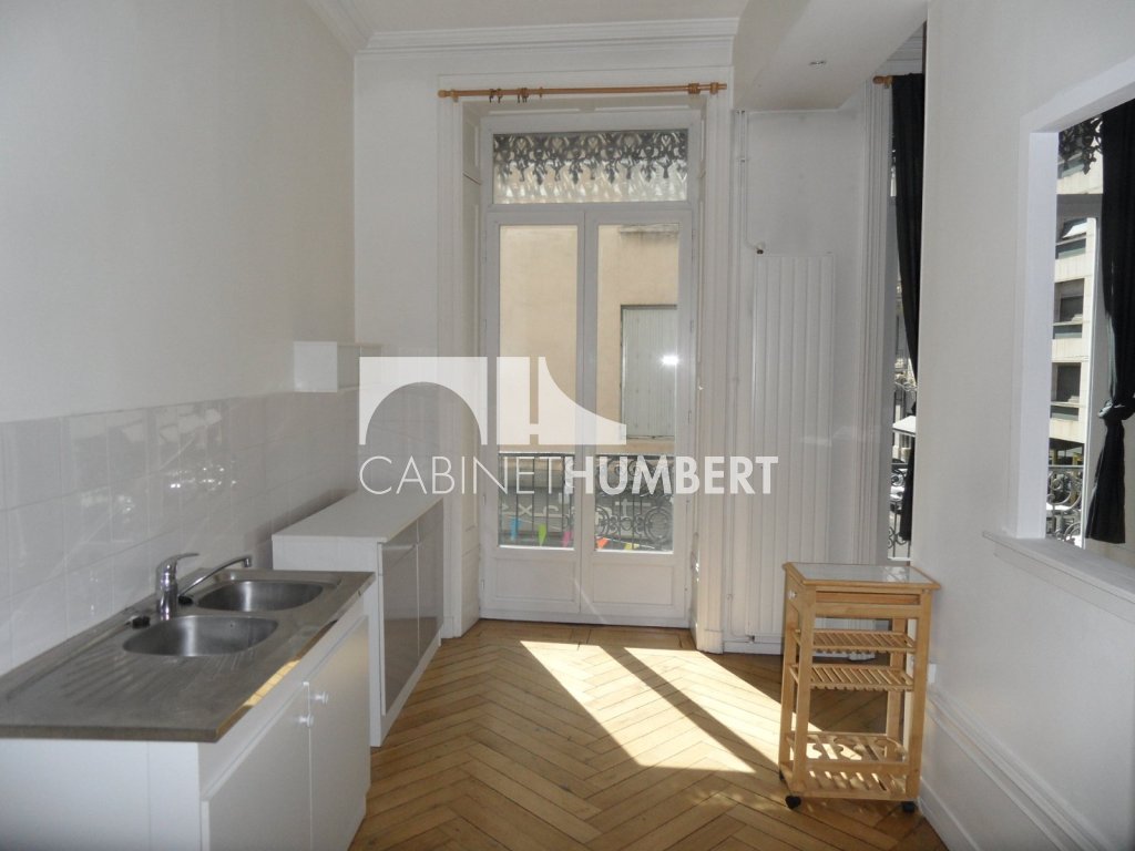 APPARTEMENT T3 A LOUER - ST ETIENNE CENTRE VILLE - 72 m2 - 650 &euro; charges comprises par mois