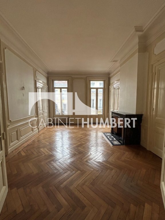 APPARTEMENT T3 A LOUER - ST ETIENNE CENTRE VILLE - 121 m2 - 860€ charges comprises par mois