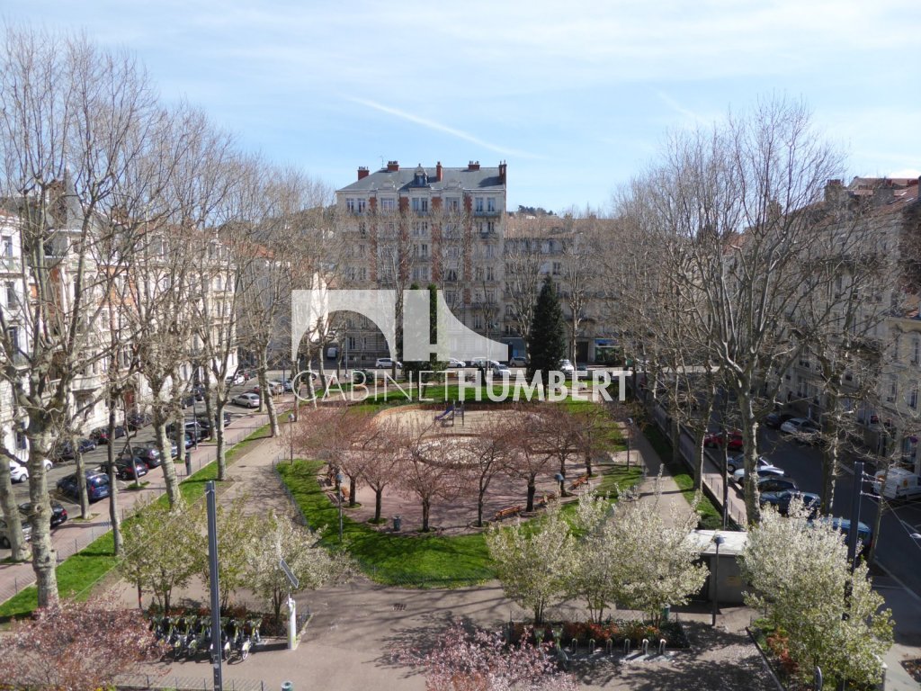 APPARTEMENT T3 A LOUER - ST ETIENNE PLACE ANATOLE FRANCE - 58.21 m2 - 660 &euro; charges comprises par mois