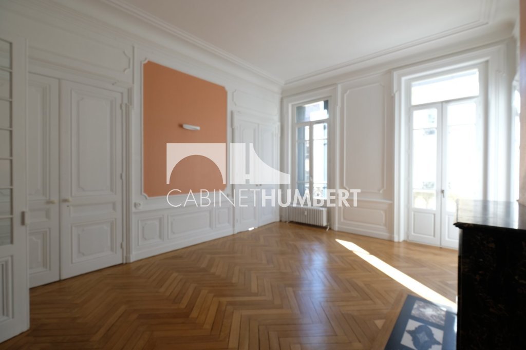APPARTEMENT T3 A LOUER - ST ETIENNE PREFECTURE - 121 m2 - 890 &euro; charges comprises par mois