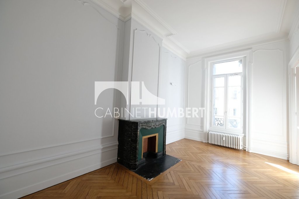 APPARTEMENT T3 A LOUER - ST ETIENNE PREFECTURE - 121 m2 - 890 &euro; charges comprises par mois
