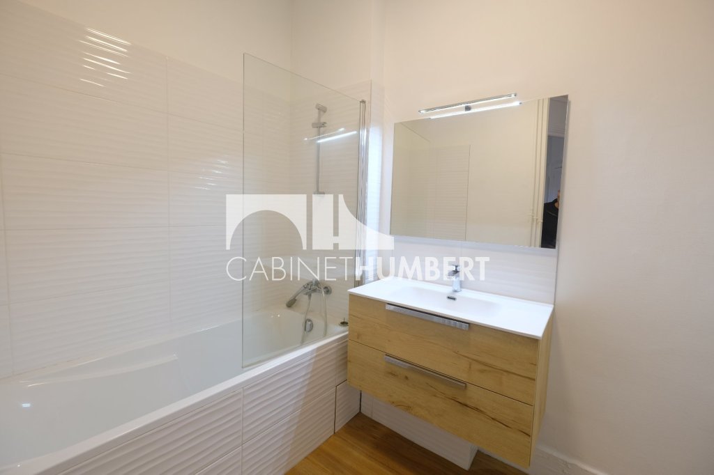 APPARTEMENT T3 A LOUER - ST ETIENNE PREFECTURE - 121 m2 - 890 &euro; charges comprises par mois