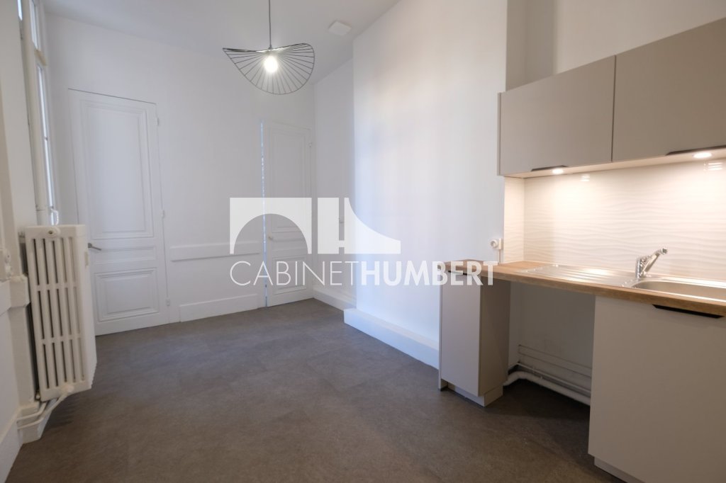 APPARTEMENT T3 A LOUER - ST ETIENNE PREFECTURE - 121 m2 - 890 &euro; charges comprises par mois