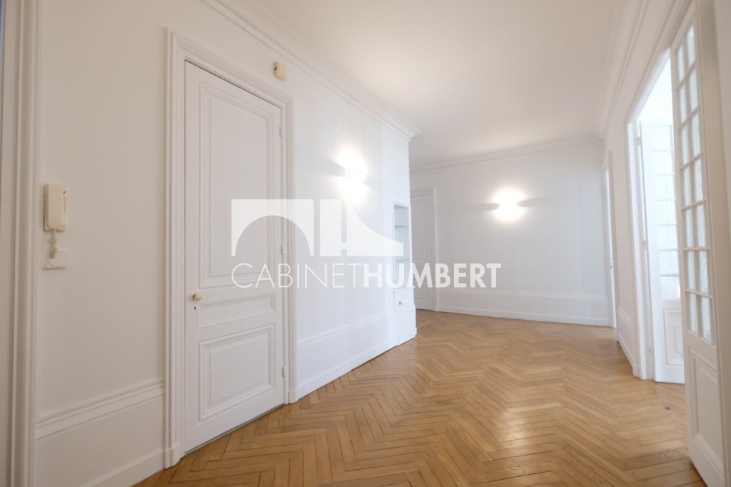 APPARTEMENT T3 A LOUER - ST ETIENNE PREFECTURE - 121 m2 - 890 &euro; charges comprises par mois