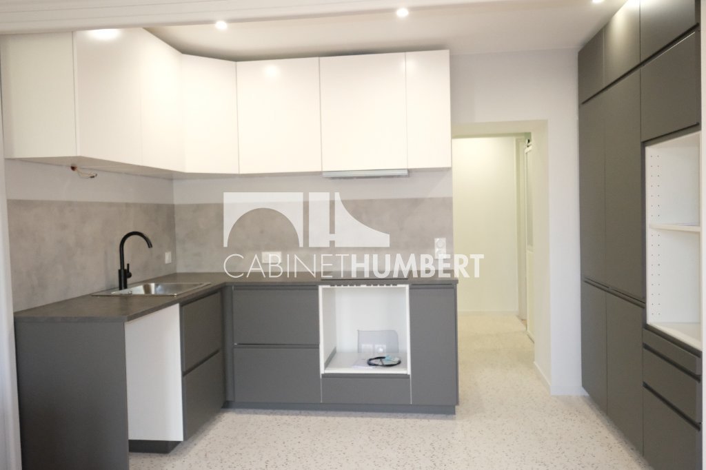APPARTEMENT T4 A LOUER - ST ETIENNE CENTRE VILLE - 105.29 m2 - 1 210 &euro; charges comprises par mois