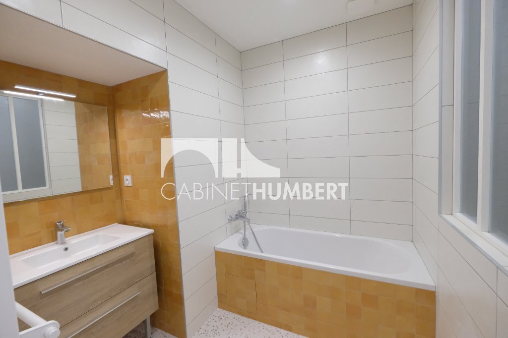 APPARTEMENT T4 A LOUER - ST ETIENNE CENTRE VILLE - 105.29 m2 - 1 210 &euro; charges comprises par mois