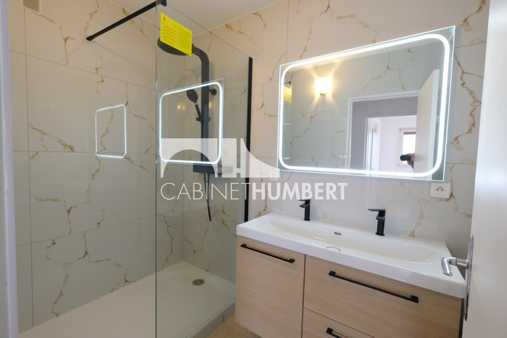 APPARTEMENT T4 A LOUER - ST ETIENNE CENTRE VILLE - 86.44 m2 - 990 &euro; charges comprises par mois