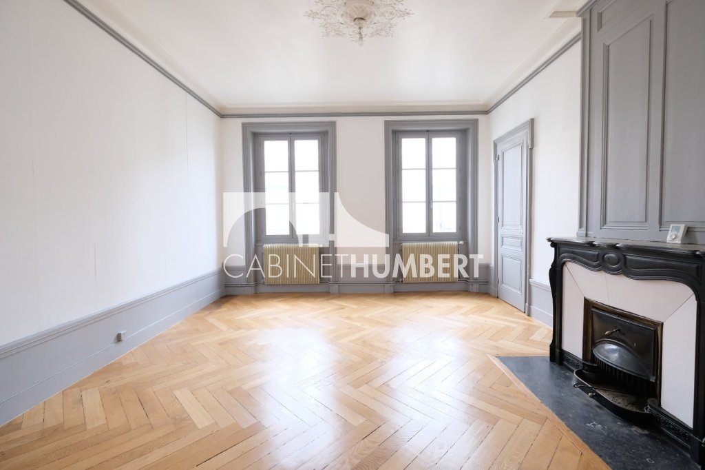 APPARTEMENT T5 A LOUER - ST ETIENNE PLACE DORIAN - 135.63 m2 - 845�&euro; charges comprises par mois