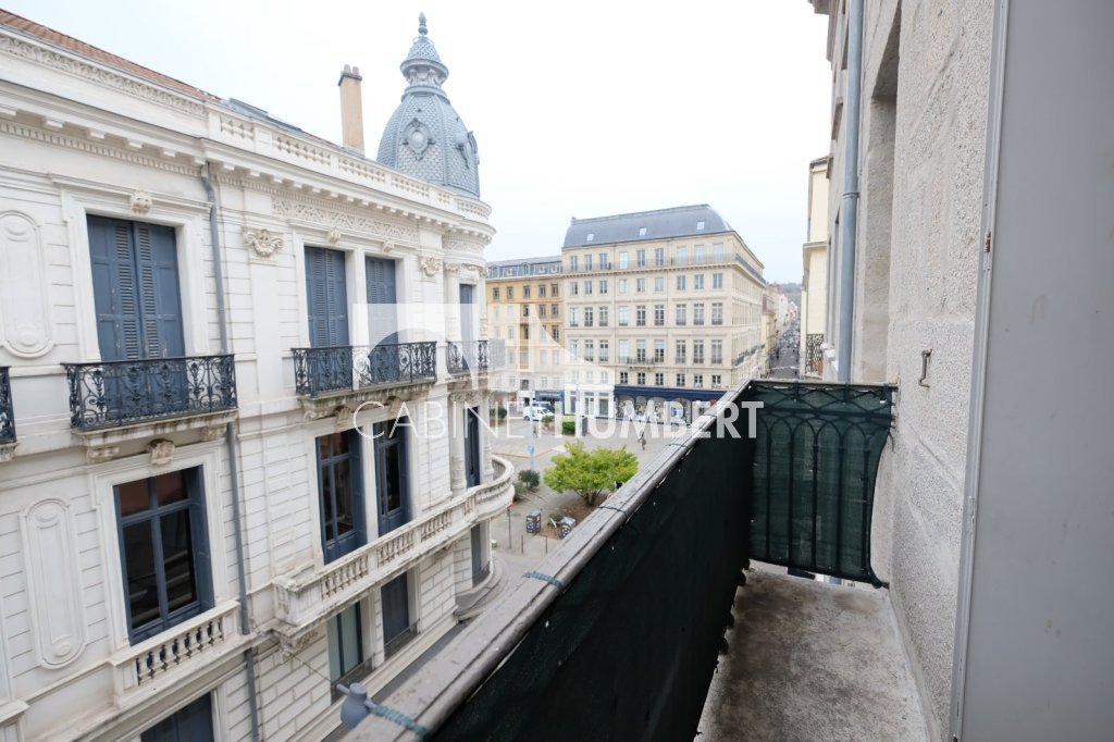 APPARTEMENT T5 A LOUER - ST ETIENNE PLACE DORIAN - 135.63 m2 - 845�&euro; charges comprises par mois