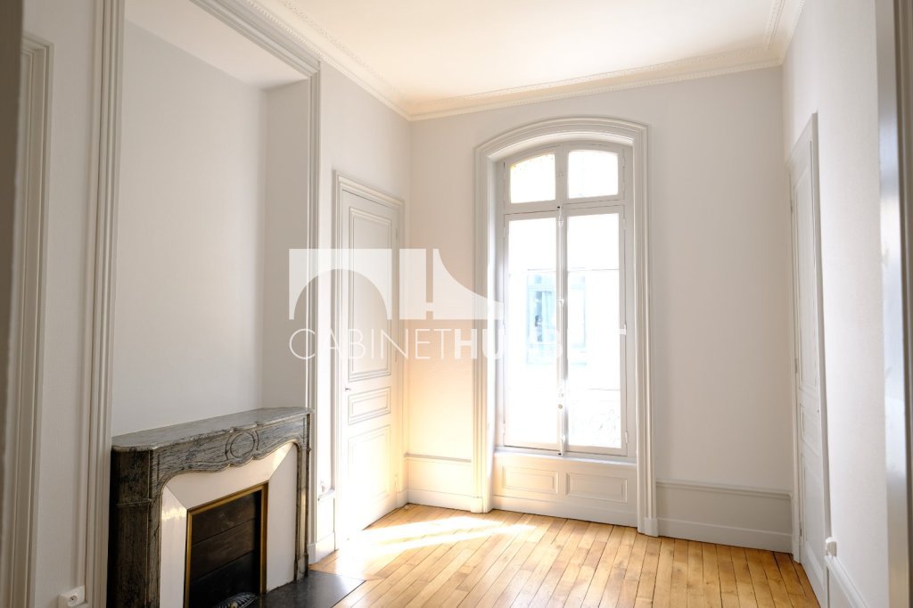 APPARTEMENT T6 A LOUER - ST ETIENNE ANATOLE FRANCE - 198 m2 - 1 530 &euro; charges comprises par mois